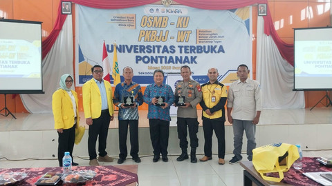 Foto bersama usia penyerahan cendera mata. Foto: Dina Mariana/Hi!Pontianak