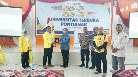 Penyerahan cenderamata kepada Wabup Sekadau. Foto: Dina Mariana/Hi!Pontianak