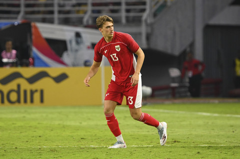 Pemain Timnas Indonesia Mauro Zjlstra memasuki lapangan saat laga melawan Timnas Taiwan pada pertandingan FIFA Matchday di Stadion Gelora Bung Tomo, Surabaya, Jumat (5/9/2025). Foto: Imam Santoso/kumparan