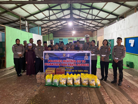 Polantas Polres Sekadau menyerahkan bantuan. Foto: Dok. Polres Sekadau