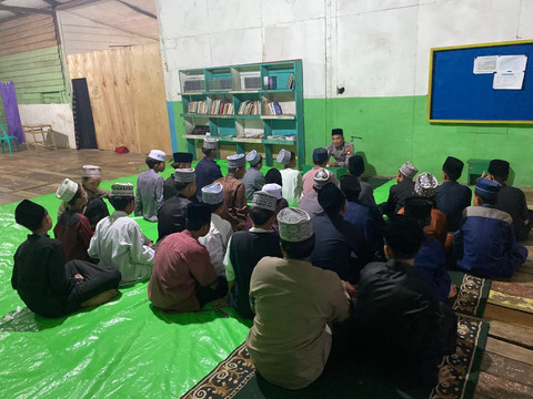 Polantas Polres Sekadau memberikan edukasi kepada santri. Foto: Dok. Polres Sekadau