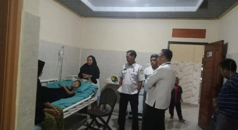 Tim Dinkes Muba saat menjenguk siswa yang diduga keracunan Makan Bergizi Gratis (MBG). Foto : Istimewa