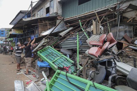 Sejumlah warga merapikan puing-puing ruko yang rusak usai ditabrak bus Transjakarta di kawasan Pasar Manggis, Sabtu (6/9/2025). Foto: Iqbal Firdaus/kumparan