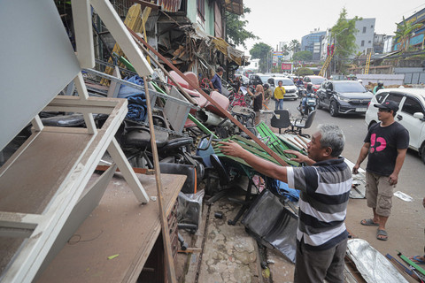 Sejumlah warga merapikan puing-puing ruko yang rusak usai ditabrak bus TransJakarta di kawasan Menteng, Jakarta, Sabtu (6/9/2025). Foto: Iqbal Firdaus/kumparan