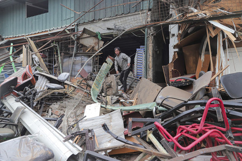 Puing-puing ruko yang rusak usai ditabrak bus Transjakarta di kawasan Pasar Manggis, Sabtu (6/9/2025). Foto: Iqbal Firdaus/kumparan