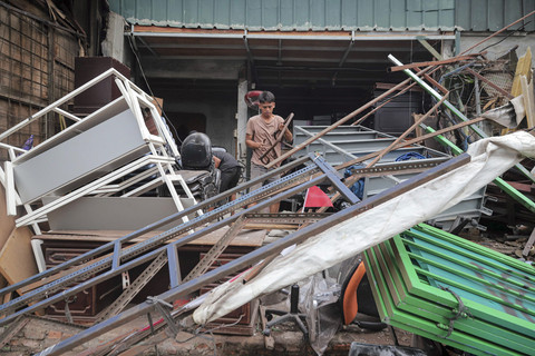Warga merapikan puing-puing ruko yang rusak usai ditabrak bus TransJakarta di kawasan Menteng, Jakarta, Sabtu (6/9/2025). Foto: Iqbal Firdaus/kumparan