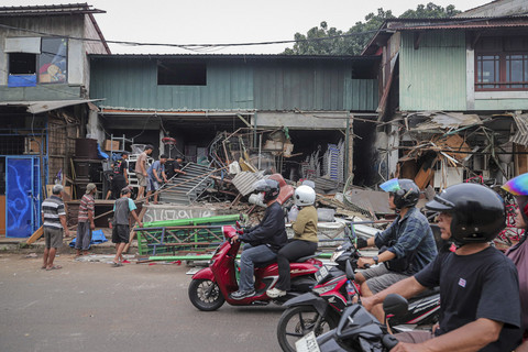 Sejumlah pengendara sepeda motor melintas disamping ruko yang rusak usai ditabrak bus TransJakarta di kawasan Menteng, Jakarta, Sabtu (6/9/2025). Foto: Iqbal Firdaus/kumparan