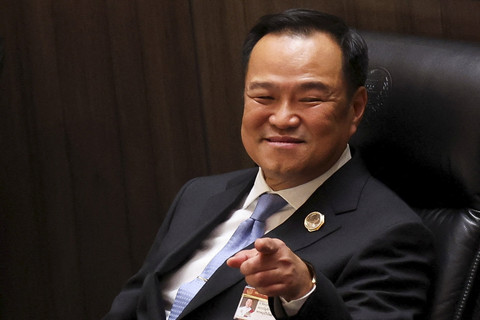 Perdana menteri baru Thailand sekaligus pemimpin Partai Bhumjaithai, Anutin Charnvirakul saat para anggota parlemen memilih perdana menteri Thailand di ruang sidang parlemen di Bangkok, Thailand, Jumat (5/9/2025). Foto: Chalinee Thirasupa/Reuters