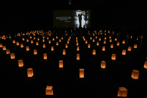 Sejumlah warga antre untuk melihat peti mati desainer mode Italia Giorgio Armani yang disemayamkan selama dua hari di Teater Armani, Milan, Italia, Sabtu (6/9/2025). Foto: Stefano Rellandini/AFP