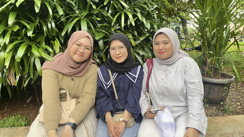 Putri (24), Rara (23), dan Nadia (25), pengunjung Blok M saat libur panjang Maulid Nabi, Sabtu (6/9/2025). Foto: Nasywa Athifah/kumparan