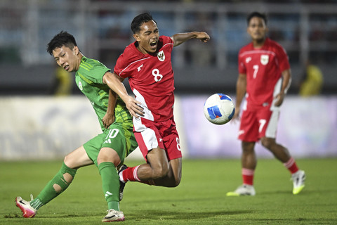 Pesepak bola Timnas U-23 Indonesia Muhammad Rayhan Hannan (tengah) berebut bola dengan pesepak bola Timnas U-23 Makau Lei Man Tek (kiri) dalam kualifikasi Grup J Piala Asia U-23 2026 di Stadion Gelora Delta Sidoarjo, Jawa Timur, Sabtu (6/9/2025). Foto: Sigid Kurniawan/ANTARA FOTO