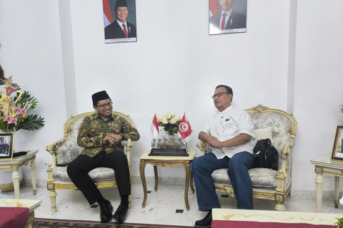 Ketua Pengurus Yayasan Dompet Dhuafa Republika, Ahmad Juwaini, bertemu dengan Duta Besar RI untuk Tunisia, Zuhairi Misrawi, di wisma Kedubes RI untuk Tunisia, Jumat (5/9/2025). Foto: Rizki Baiquni Pratama/kumparan