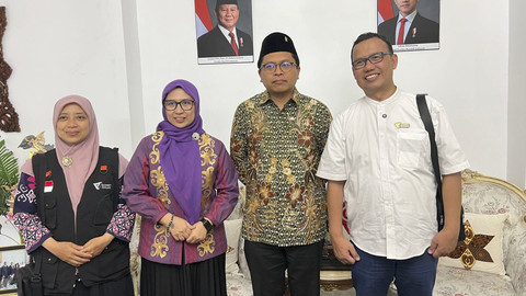 General Manager Kesehatan Dompet Dhuafa dr. Yeni Purnamasari, Ketua Pengurus Yayasan Dompet Dhuafa Republika, Ahmad Juwaini, berfoto dengan Duta Besar RI untuk Tunisia, Zuhairi Misrawi, di wisma Kedubes RI untuk Tunisia, Jumat (5/9/2025). Foto: Rizki Baiquni Pratama/kumparan