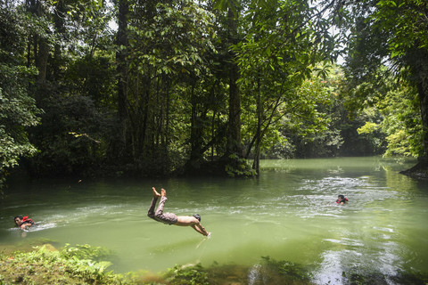 Sejumlah pengunjung bermain air di Danau Nyadeng, Kampung Merabu, Kecamatan Kelay, Kabupaten Berau, Kalimantan Timur, Sabtu (6/9/2025). Foto: M Risyal Hidayat/ANTARA FOTO