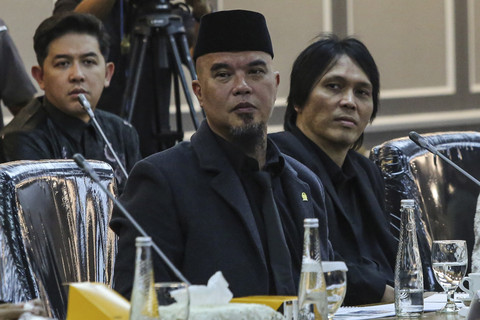 Anggota DPR sekaligus musisi Ahmad Dhani bersama Anggota DPR sekaligus penyanyi Once Mekel mengikuti RDPU Komisi XIII DPR  dengan Kementerian Hukum, Lembaga Manajemen Kolektif Nasional di Kompleks Parlemen, Senayan, Jakarta, Kamis (21/8/2025). Foto: Asprilla Dwi Adha/ANTARA FOTO