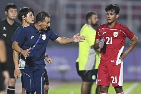 Pelatih Timnas U-23 Indonesia Gerald Vanenburg memberikan instruksi kepada pesepak bola Ricky Pratama saat melawan Timnas U-23 Makau dalam kualifikasi Grup J Piala Asia U-23 2026 di Stadion Gelora Delta Sidoarjo, Jawa Timur, Sabtu (6/9/2025). Foto: Sigid Kurniawan/ANTARA FOTO