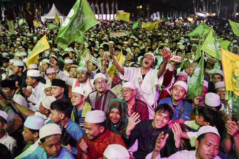 Gubernur DKI Jakarta Pramono Anung dan Wakil Gubernur DKI Jakarta Rano Karno menghadiri acara Jakarta Bersholawat di Monumen Nasional Jakarta, Sabtu (6/9/2025). Foto: Dok. Istimewa