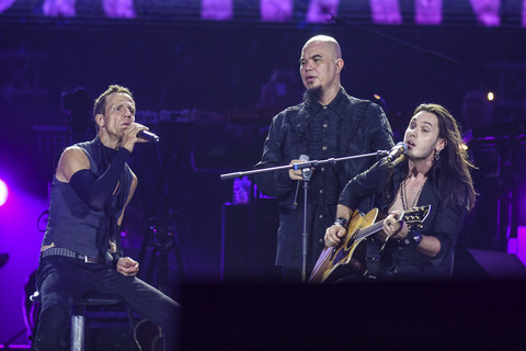 Musisi Ahmad Dhani bersama vokalis grup musik Extreme Gary Cherone (kiri) dan mantan vokalis grup musik Whitesnake Dino Jelusick (kanan) tampil pada Konser Dewa19 featuring All Stars 2.0 di Stadion Utama Gelora Bung Karno, Jakarta, Sabtu (6/9/2025). Foto: Asprilla Dwi Adha/ANTARA FOTO