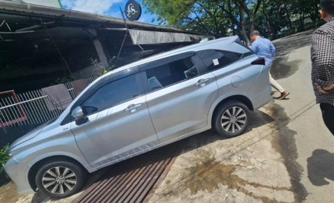 Sebuah mobil terparkir di Jalan Dewi Sartika terlihat pecah kaca dibagian samping. Foto: Dok. Instagram @pontianak_infomedia