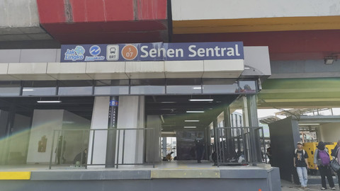 Kondisi Halte TransJakarta Senen Sentral pada Minggu (7/9/2025) dalam proses perbaikan usai dirusak pada aksi demonstransi. Foto: Luthfi Humam/kumparan