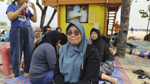 Yana, warga Rawasari, Jakarta Pusat, berlibur ke Pantai Ancol, Minggu (7/9/2025). Foto: Jonathan Devin/kumparan