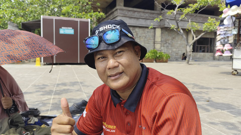 Johan, warga Galur, Jakarta Pusat, berlibur ke Pantai Ancol, Minggu (7/9/2025). Foto: Jonathan Devin/kumparan