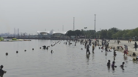 Suasana di kawasan Pantai Ancol, Minggu (7/9/2025). Foto: Jonathan Devin/kumparan