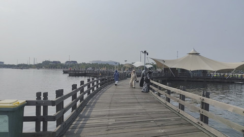 Suasana di kawasan Pantai Ancol, Minggu (7/9/2025). Foto: Jonathan Devin/kumparan