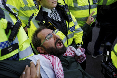 Petugas polisi menahan seorang demonstran pada hari demonstrasi untuk menentang larangan pemerintah Inggris atas "Aksi Palestina" berdasarkan undang-undang antiterorisme, di Parliament Square, London, Inggris, Sabtu (6/9/2025). Foto: Carlos Jasso/REUTERS