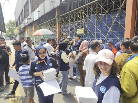 Relawan membagikan nasi kotak kepada warga di sekitar Halte TransJakarta Senen Toyota Rangga pada Minggu (7/9/2025). Foto: Luthfi Humam/kumparan