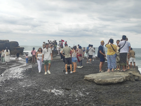 Suasana wisatawan mengunjungi Tanah Lot saat libur Maulid Nabi 1447 Hijriah. Foto: Dok. DTW Tanah Lot