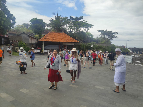 Suasana wisatawan mengunjungi Tanah Lot saat libur Maulid Nabi 1447 Hijriah. Foto: Dok. DTW Tanah Lot