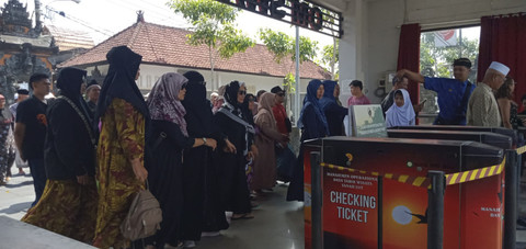 Suasana wisatawan mengunjungi Tanah Lot saat libur Maulid Nabi 1447 Hijriah. Foto: Dok. DTW Tanah Lot