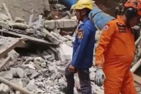 Proses evakuasi korban tertimpa reruntuhan di Kecamatan Ciomas, Kabupaten Bogor, Minggu (7/9/2025). Foto: Instagram/ @pusdalops_bpbd_kab.bogor