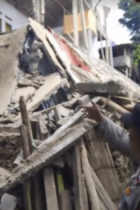 Proses evakuasi korban tertimpa reruntuhan di Kecamatan Ciomas, Kabupaten Bogor, Minggu (7/9/2025). Foto: Instagram/ @pusdalops_bpbd_kab.bogor