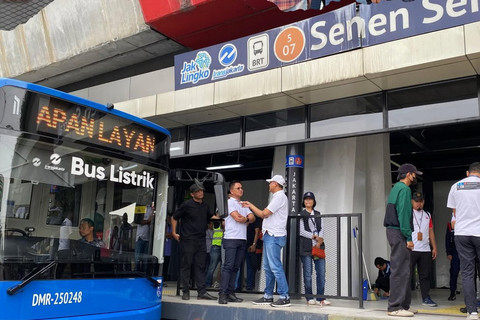 Kedis Perhubungan Provinsi DKI Jakarta, Syafrin Liputo, meninjau Gladi Peresmian Halte Jaga Jakarta dan Peluncuran Bus Listrik bersama Staf Khusus Gubernur Bidang Pembangunan dan Tata Kota, Nirwono Joga di Halte TransJ Senen Sentral, Minggu (7/9/25). Foto: Instagram/ @dishubdkijakarta