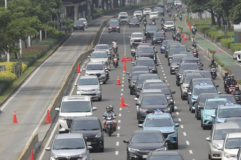 Traffic cone pembatas jalan masih terlihat di tengah Jalan Jenderal Sudirman, Jakarta, Minggu (7/9/2025), tepatnya sekitar 500 meter sebelum Bundaran Senayan. Foto: Jamal Ramadhan/kumparan