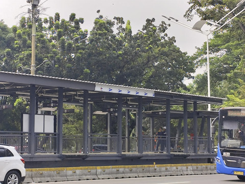 Suasana JPO dan Halte TransJakarta Polda Metro Jaya pada Minggu (7/9/2025). Foto: Luthfi Humam/kumparan