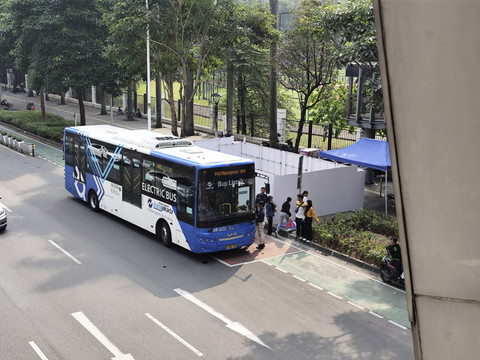 Suasana Halte TransJakarta Senayan Bank Jakarta pada Minggu (7/9/2025). Foto: Luthfi Humam/kumparan