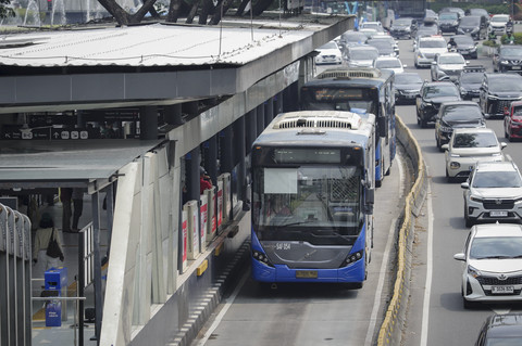 Bus TransJakarta beroperasi di kawasan Halte Bundaran Senayan, Jakarta, Minggu (7/9/2025). Foto: Jamal Ramadhan/kumparan