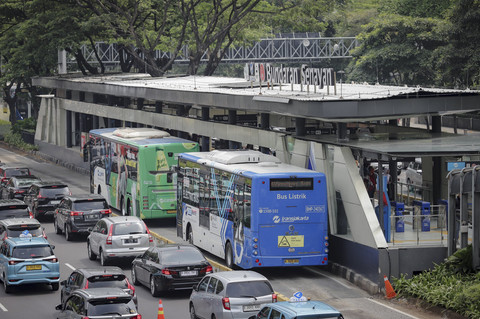 Bus TransJakarta beroperasi di kawasan Halte Bundaran Senayan, Jakarta, Minggu (7/9/2025). Foto: Jamal Ramadhan/kumparan