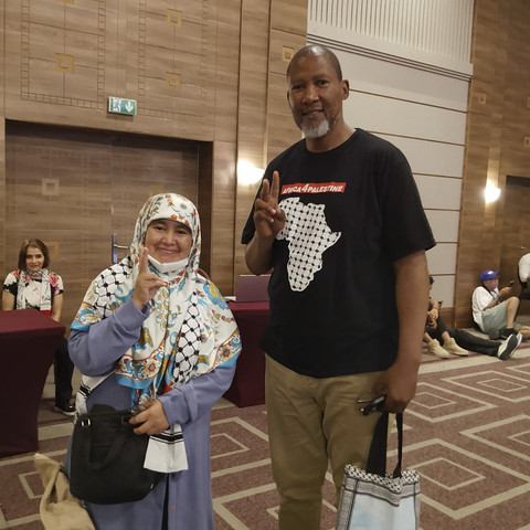 Donsen Fikom Unpad, Maimon Herawati bertemu dengan cucu Nelson Mandela, Madlan Mandela, saat pelatihan persiapan berlayar ke Gaza. Foto: Dok. Maimon Herawati