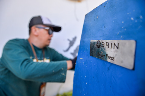 Peneliti dari BRIN mengoperasi mesin roller press saat mengolah tanaman sorgum yang telah dipanen di Sein Farm, Bandung, Jawa Barat. Foto: Raisan Al Farisi/ANTARA FOTO