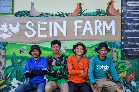 Petani muda dan petani senior berfoto bersama di Sein Farm, Bandung, Jawa Barat. Foto: Raisan Al Farisi/ANTARA FOTO