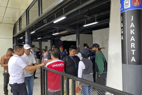 Kedis Perhubungan Provinsi DKI Jakarta, Syafrin Liputo, meninjau Gladi Peresmian Halte Jaga Jakarta dan Peluncuran Bus Listrik bersama Staf Khusus Gubernur Bidang Pembangunan dan Tata Kota, Nirwono Joga di Halte TransJ Senen Sentral, Minggu (7/9/25). Foto: Instagram/ @dishubdkijakarta