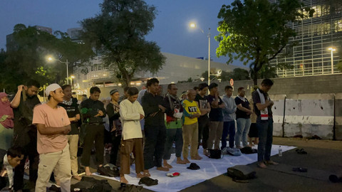 Massa aksi damai bela Palestina salat magrib di depan Kedubes AS, Jakarta Pusat, Minggu (7/9/2025). Foto: Rayyan Farhansyah/kumparan