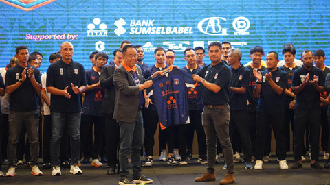 Presiden klub sepak bola Sumsel United, Cik Ujang memamerkan jersey dan skuad anyar di Hotel Aryaduta Palembang, Minggu (7/9) Foto: abp%urban id