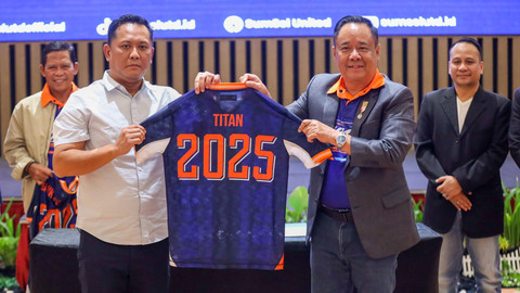 Disain jersey anyar klub sepak bola Sumsel united yang resmi dilaunching bersama sejumlah pemain jelang bergulirnya liga 2 Indonesia, Minggu (7/9) Foto: abp/urban id
