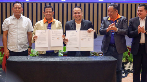 Manajemen klub sepak bola yang juga melakukan penandatangan sponsor resmi klub Sumsel United bersama Bank Sumsel Babel di Ballroom Hotel Aryaduta Palembang, Minggu (7/9) Foto: abp/urban id