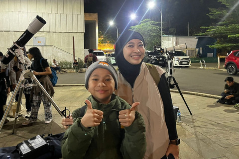 Indah dan Zaki, pengunjung Piknik Malam Gerhana Total di Taman Ismail Marzuki, Jakarta Pusat, Minggu (7/9/2025). Foto: Rayyan Farhansyah/kumparan